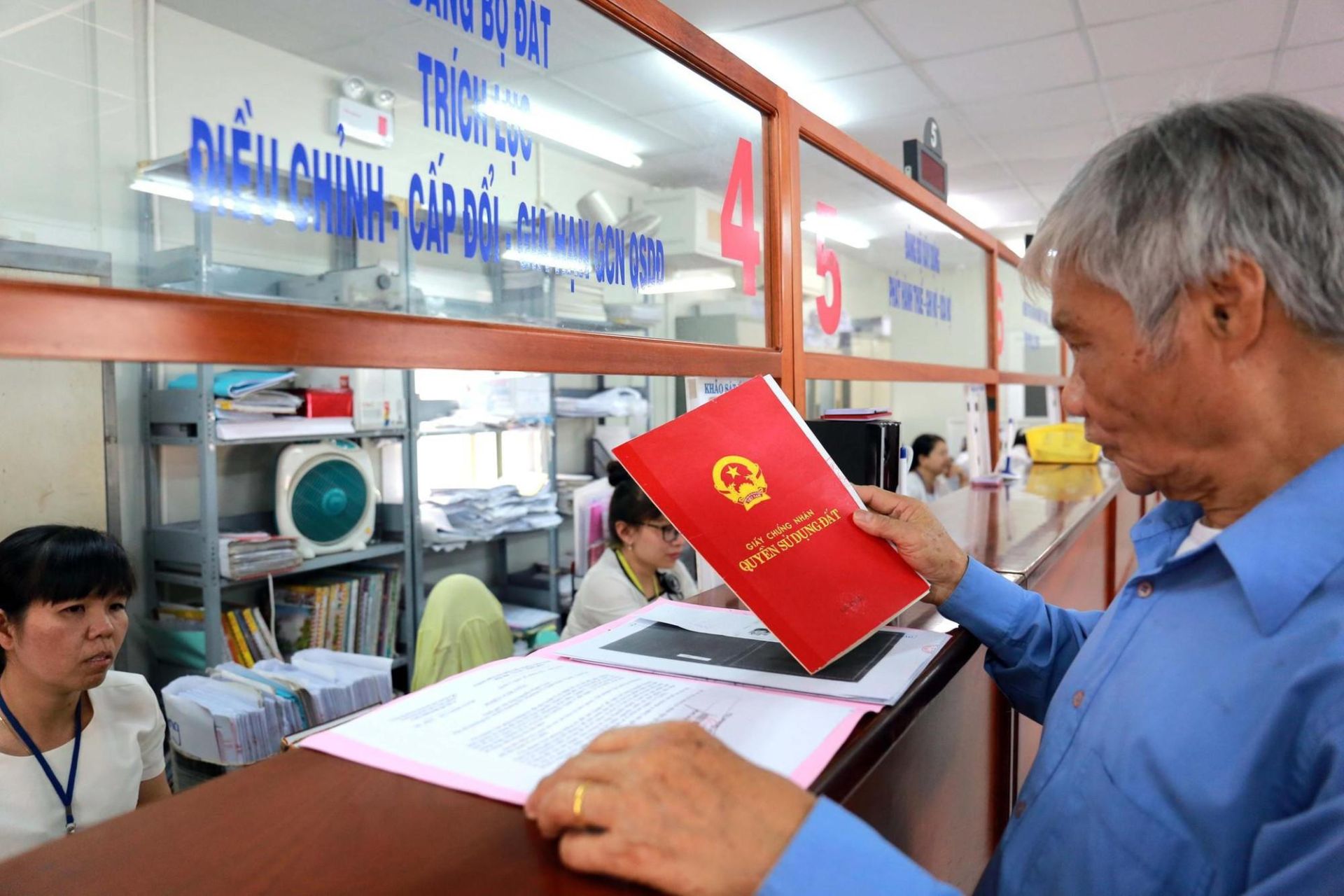 H&agrave; Nội th&iacute; điểm đề &aacute;n &ldquo;Sổ đỏ trao tay&rdquo;, hướng tới số h&oacute;a quy tr&igrave;nh, giảm thủ tục trung gian v&agrave; số lần người d&acirc;n phải trực tiếp đến cơ quan h&agrave;nh ch&iacute;nh. Ảnh Internet