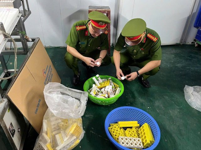 Lực lượng chức năng kiểm tra thực phẩm giả. Ảnh: CATP H&agrave; Nội