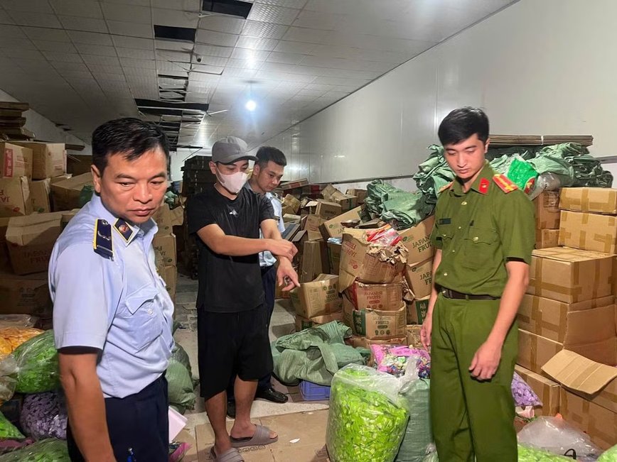 Khởi tố chủ cơ sở làm giả hơn 19 tấn bánh kẹo, “đội lốt” hàng ngoại
