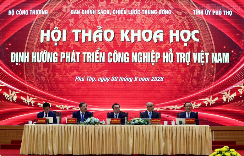 Trưởng Ban Ch&iacute;nh s&aacute;ch, chiến lược Trung ương Nguyễn Thanh Nghị, Ph&oacute; Thủ tướng Thường trực Ch&iacute;nh phủ Phạm Gia T&uacute;c c&ugrave;ng c&aacute;c đồng ch&iacute; chủ tr&igrave; Hội thảo khoa học quốc gia "Định hướng ph&aacute;t triển c&ocirc;ng nghiệp hỗ trợ Việt Nam" ng&agrave;y 30/9 - Ảnh: chinhphu.vn/Phương Nguy&ecirc;n