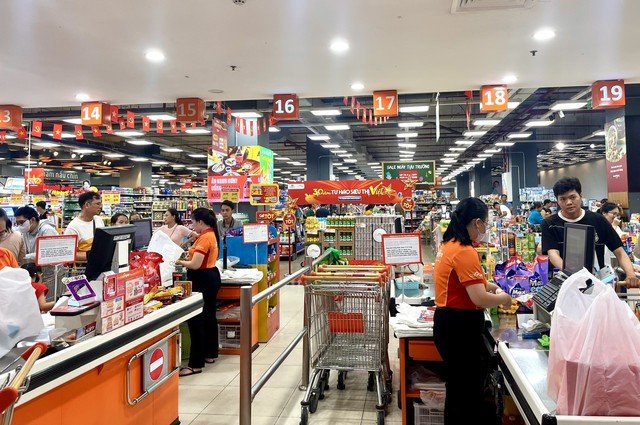 Saigon Co.op cho biết doanh nghiệp đ&atilde; chuẩn bị nguồn h&agrave;ng phục vụ Tết Đinh M&ugrave;i 2027 từ th&aacute;ng 8. Đối với c&aacute;c mặt h&agrave;ng thuộc chương tr&igrave;nh b&igrave;nh ổn thị trường, hệ thống cam kết kh&ocirc;ng tăng gi&aacute; trong giai đoạn cao điểm.