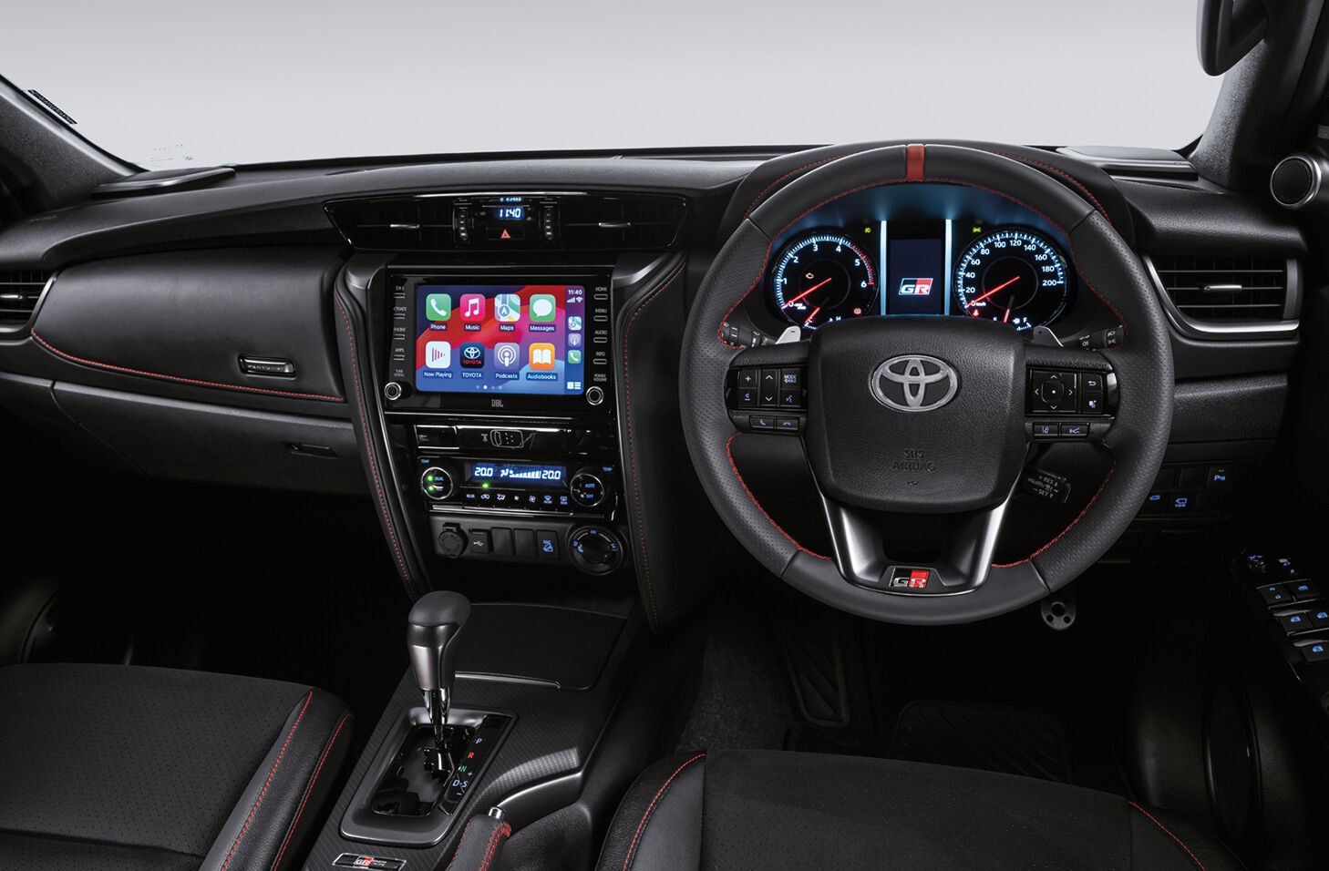 Nội thất tham khảo từ phi&ecirc;n bản Fortuner với g&oacute;i GR Sport. Ảnh: Toyota