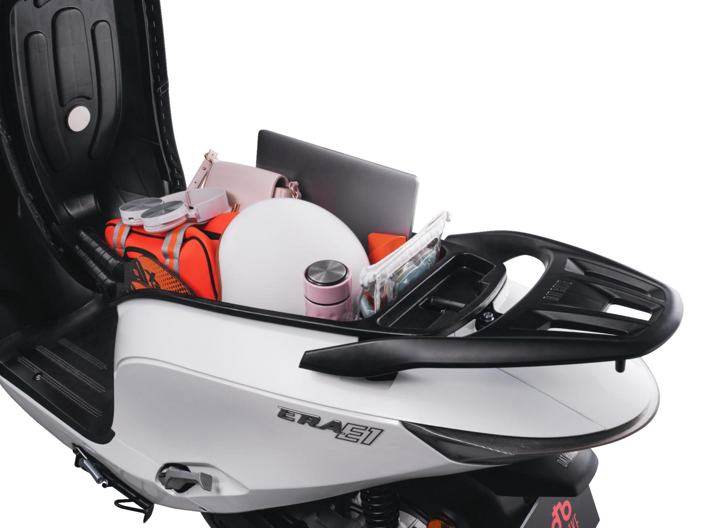 Cốp chứa đồ 50 l&iacute;t l&agrave; một trong những điểm nổi bật của Dat Bike Era, gi&uacute;p tăng t&iacute;nh tiện dụng khi di chuyển hằng ng&agrave;y.