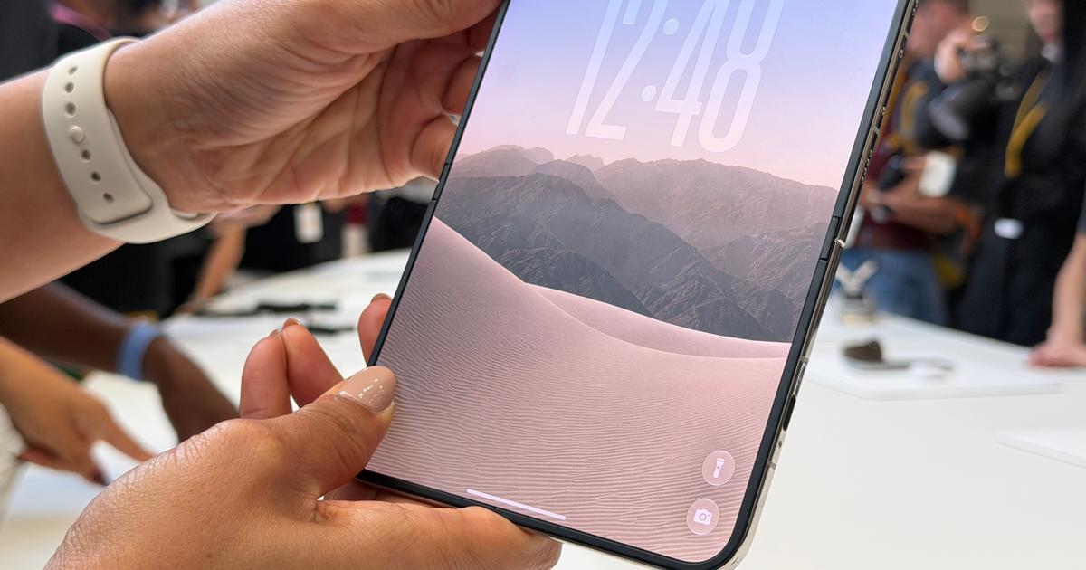 C&ocirc;ng nghệ m&agrave;n h&igrave;nh tr&ecirc;n iPhone Duo được thiết kế nhằm giảm phản chiếu v&agrave; hạn chế cảm nhận về nếp gấp.