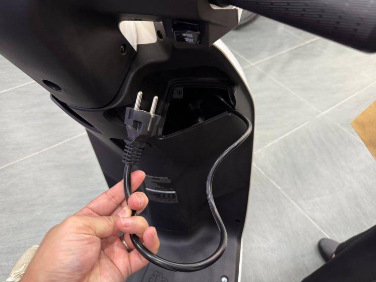 Cốp chứa đồ 50 l&iacute;t l&agrave; một trong những điểm nổi bật của Dat Bike Era, gi&uacute;p tăng t&iacute;nh tiện dụng khi di chuyển hằng ng&agrave;y.