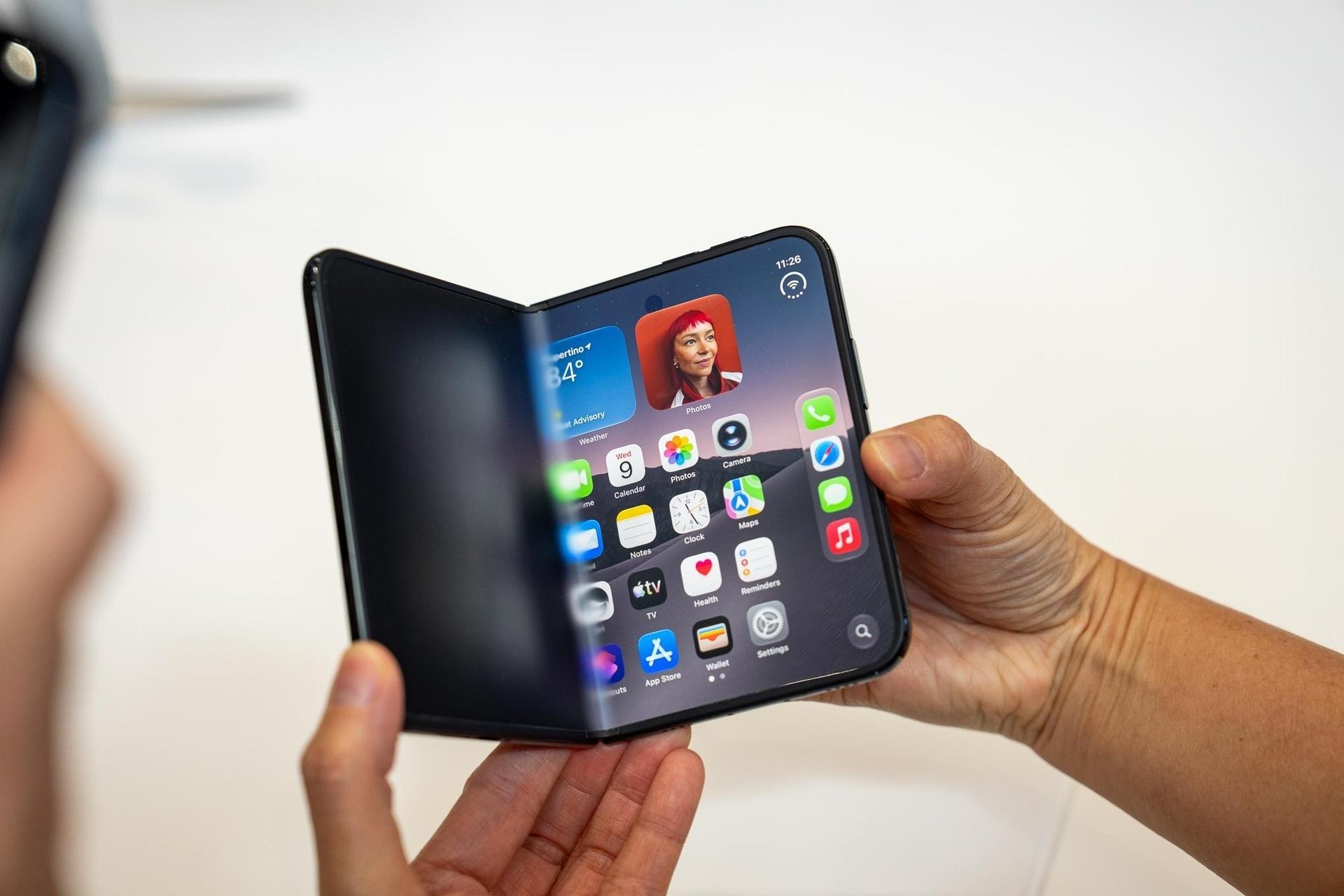 Khi gập lại, iPhone Duo sử dụng m&agrave;n h&igrave;nh ngo&agrave;i 5,4 inch.