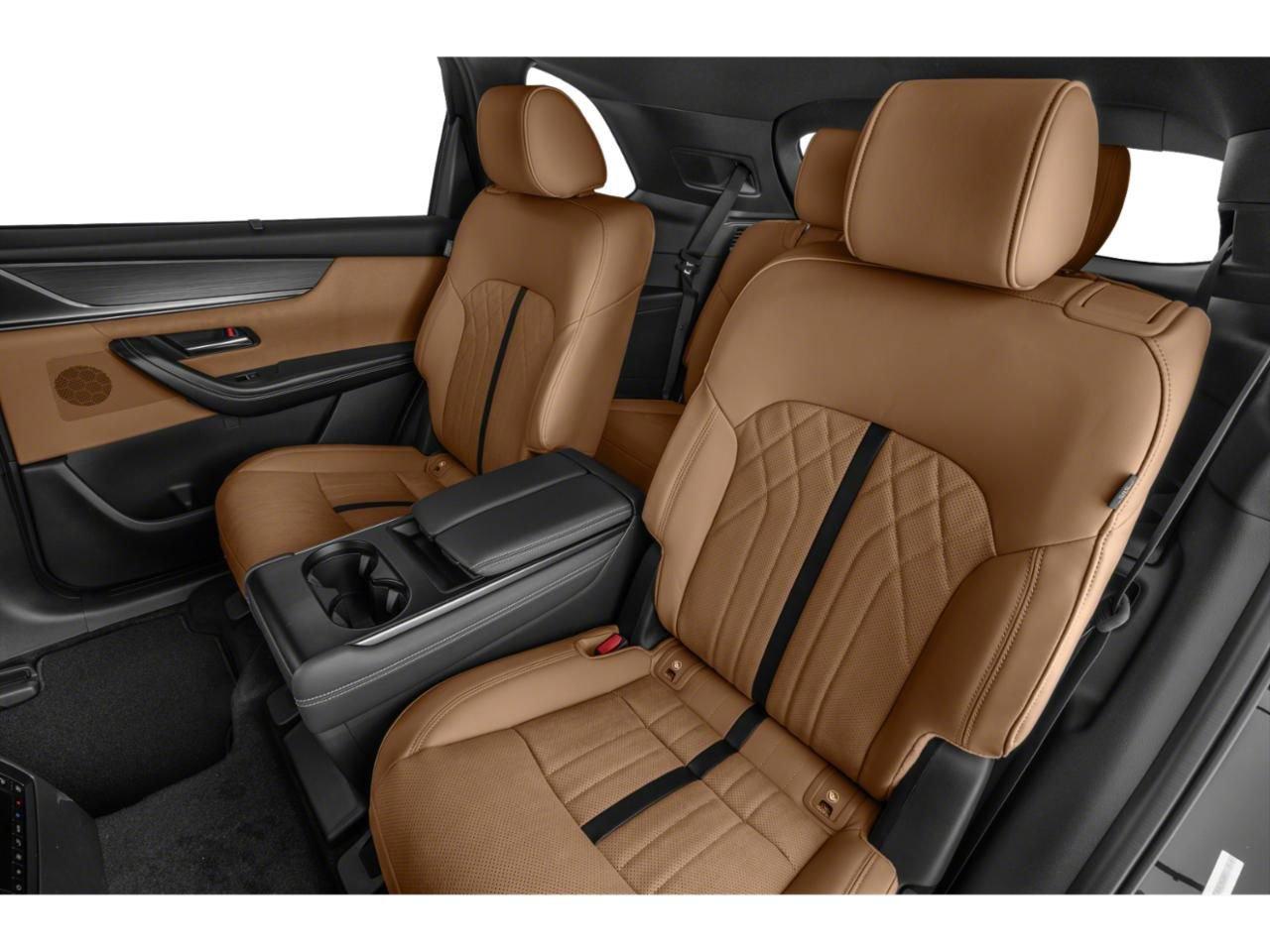 Nội thất Mazda CX-90 sử dụng c&aacute;c vật liệu cao cấp, với lựa chọn cấu h&igrave;nh 6 hoặc 7 chỗ.