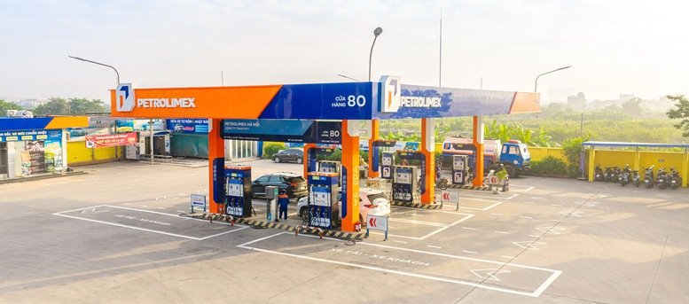 Việc chủ động quyết định mức gi&aacute; b&aacute;n xăng dầu thấp hơn 300 đồng/l&iacute;t, kg l&agrave; h&agrave;nh động cụ thể của Petrolimex nhằm chia sẻ với người ti&ecirc;u d&ugrave;ng v&agrave; cộng đồng doanh nghiệp