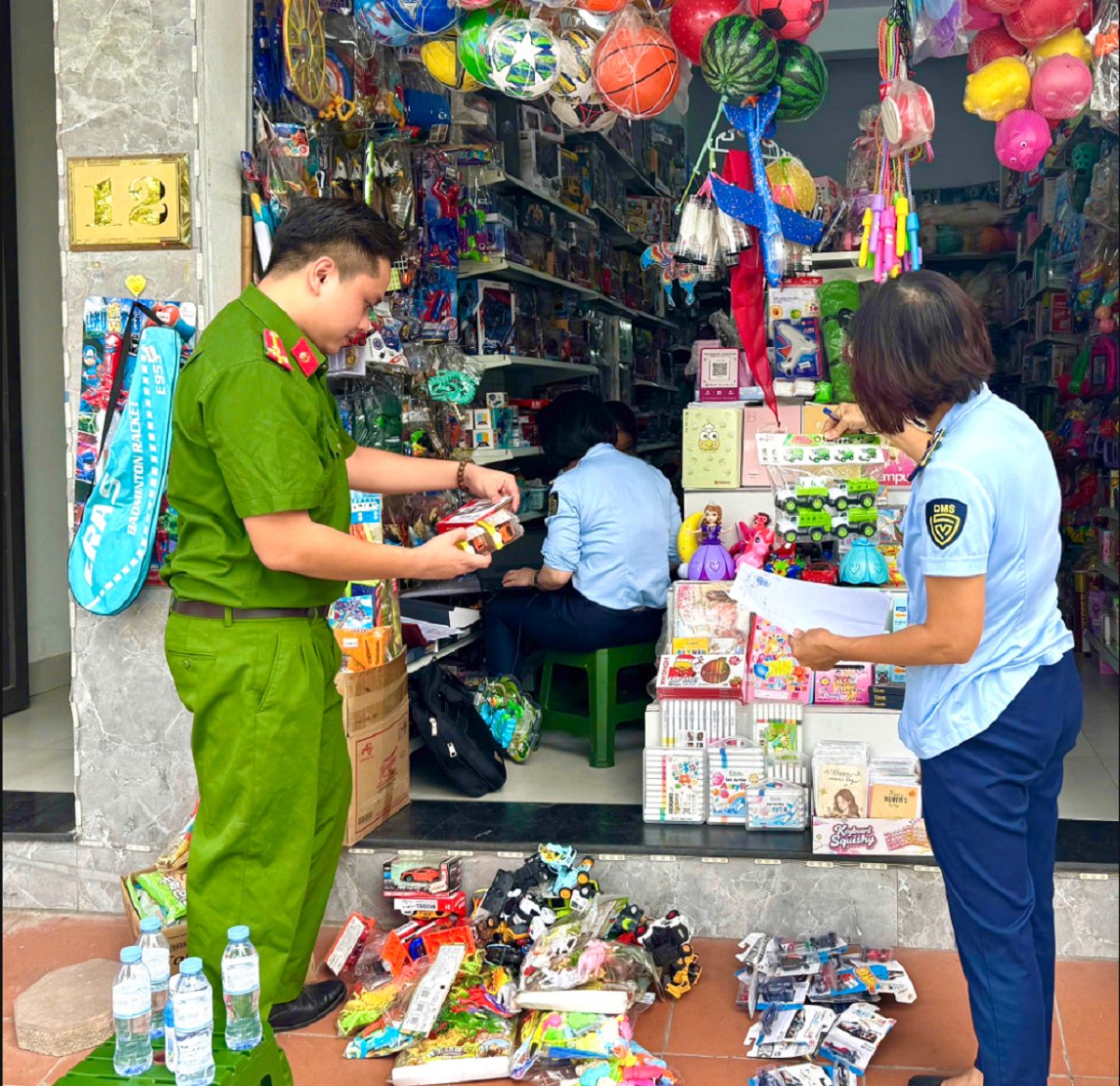 Hà Nội: Thu giữ lô đồ chơi trẻ em nhập lậu trên phố Thịnh Liệt
