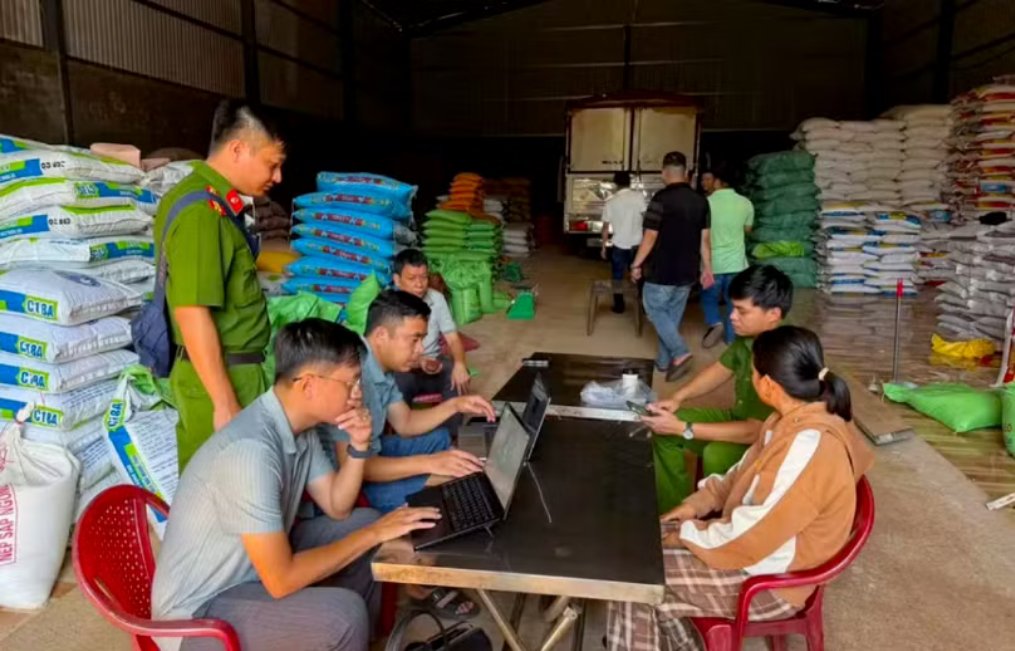 Cơ quan c&ocirc;ng an l&agrave;m việc tại kho h&agrave;ng của hai vợ chồng Hữu v&agrave; Dịu ở th&ocirc;n Chư Ty. Ảnh B&aacute;o Tiền phong