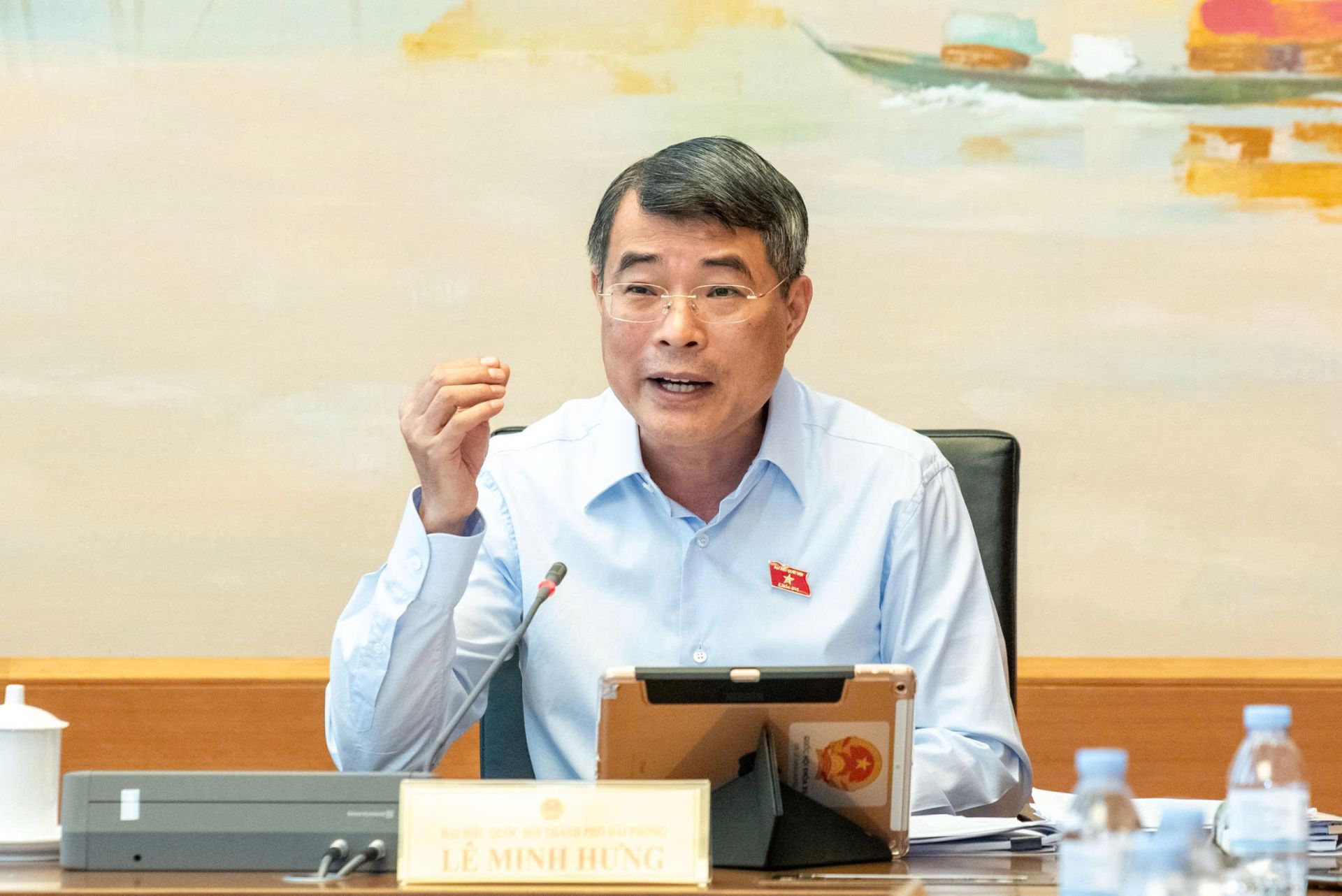 Thủ tướng L&ecirc; Minh Hưng ph&aacute;t biểu thảo luận tại tổ v&agrave;o chiều 18/10. Ảnh: Media Quốc hội.
