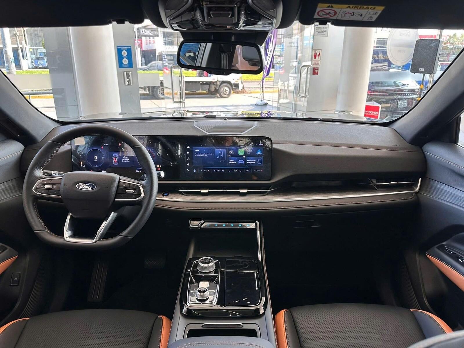 Khoang l&aacute;i v&agrave; m&agrave;n h&igrave;nh trung t&acirc;m, ph&ugrave; hợp với phần m&ocirc; tả tiện nghi.
Nguồn tham khảo: Ford Việt Nam.