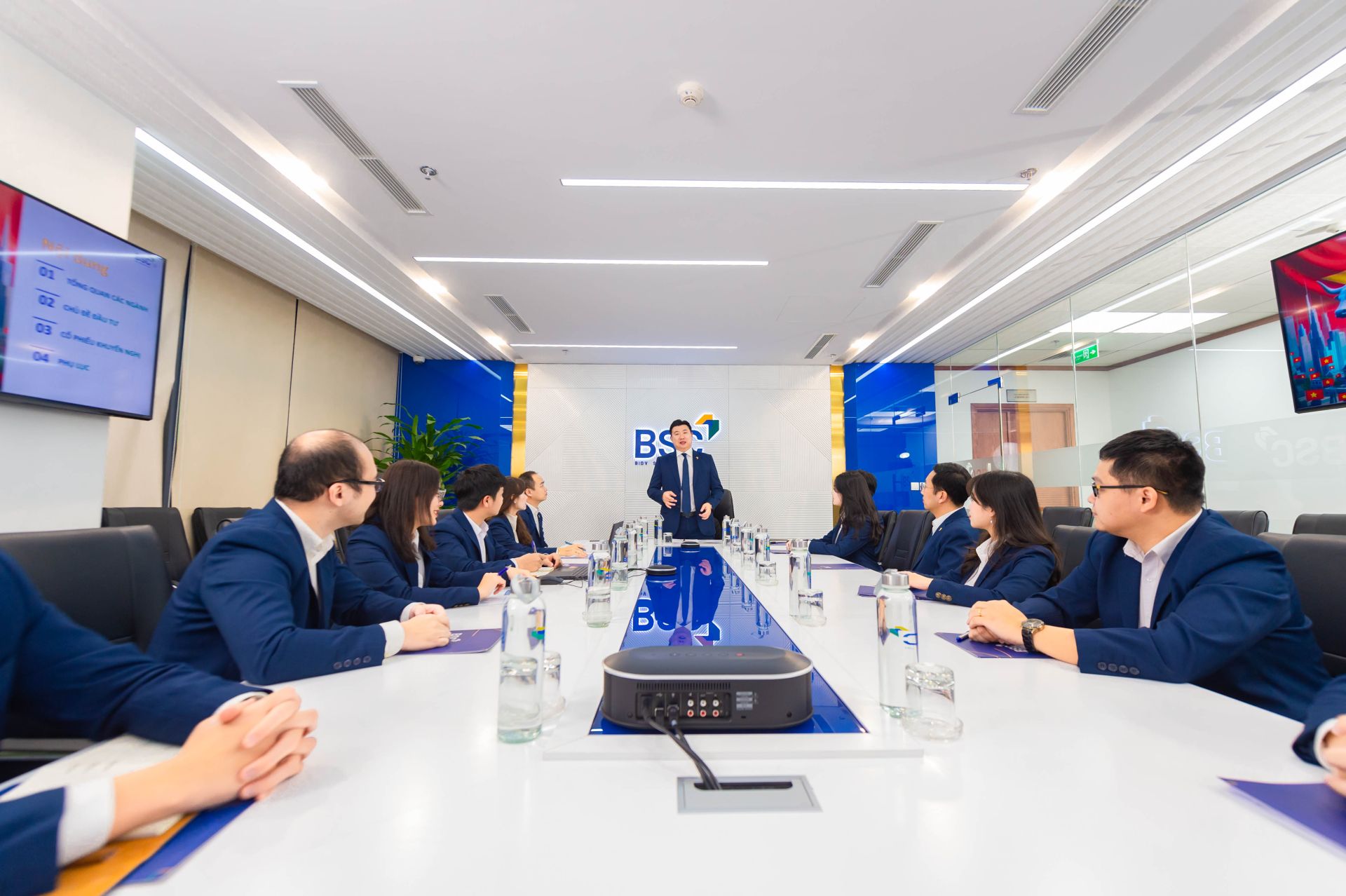 Dự báo chứng khoán tuần 19-23/10: BSC khuyến nghị cân nhắc tích lũy cổ phiếu trong các phiên giảm mạnh