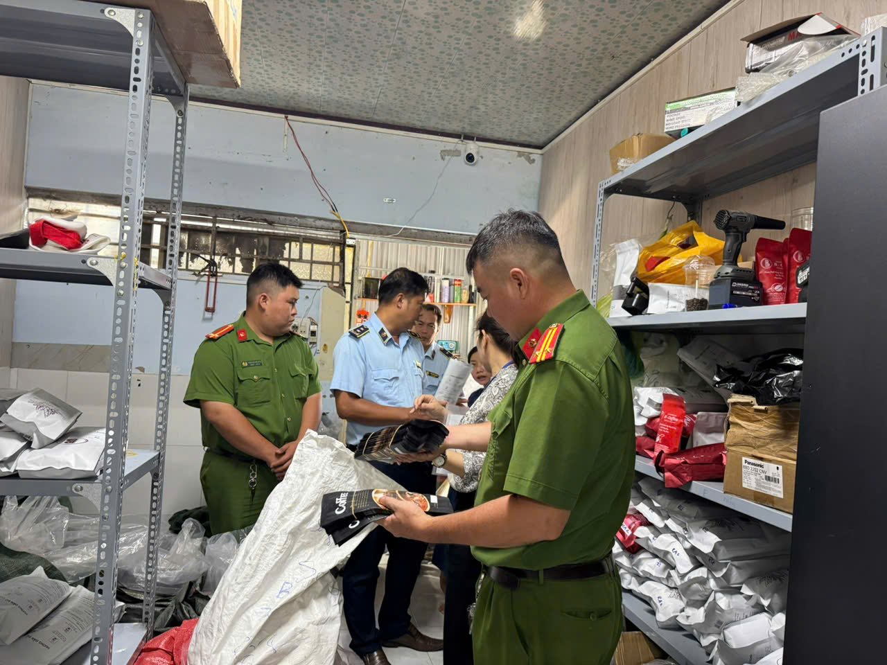 Cà Mau: Đề nghị chuyển cơ quan điều tra vụ hơn 172kg cà phê đóng gói có dấu hiệu là hàng giả