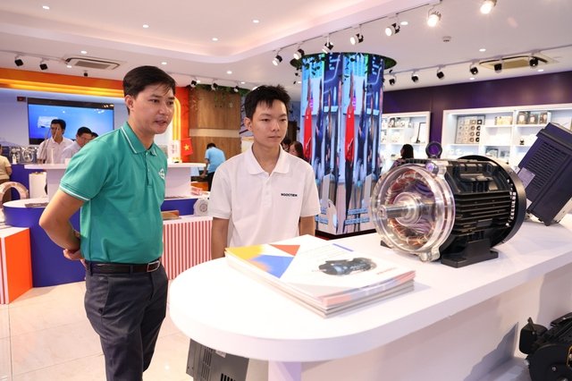 Đại biểu tham quan c&aacute;c gian h&agrave;ng trưng b&agrave;y sản phẩm tại Tuần lễ - Ảnh: Ph&uacute; Quốc
