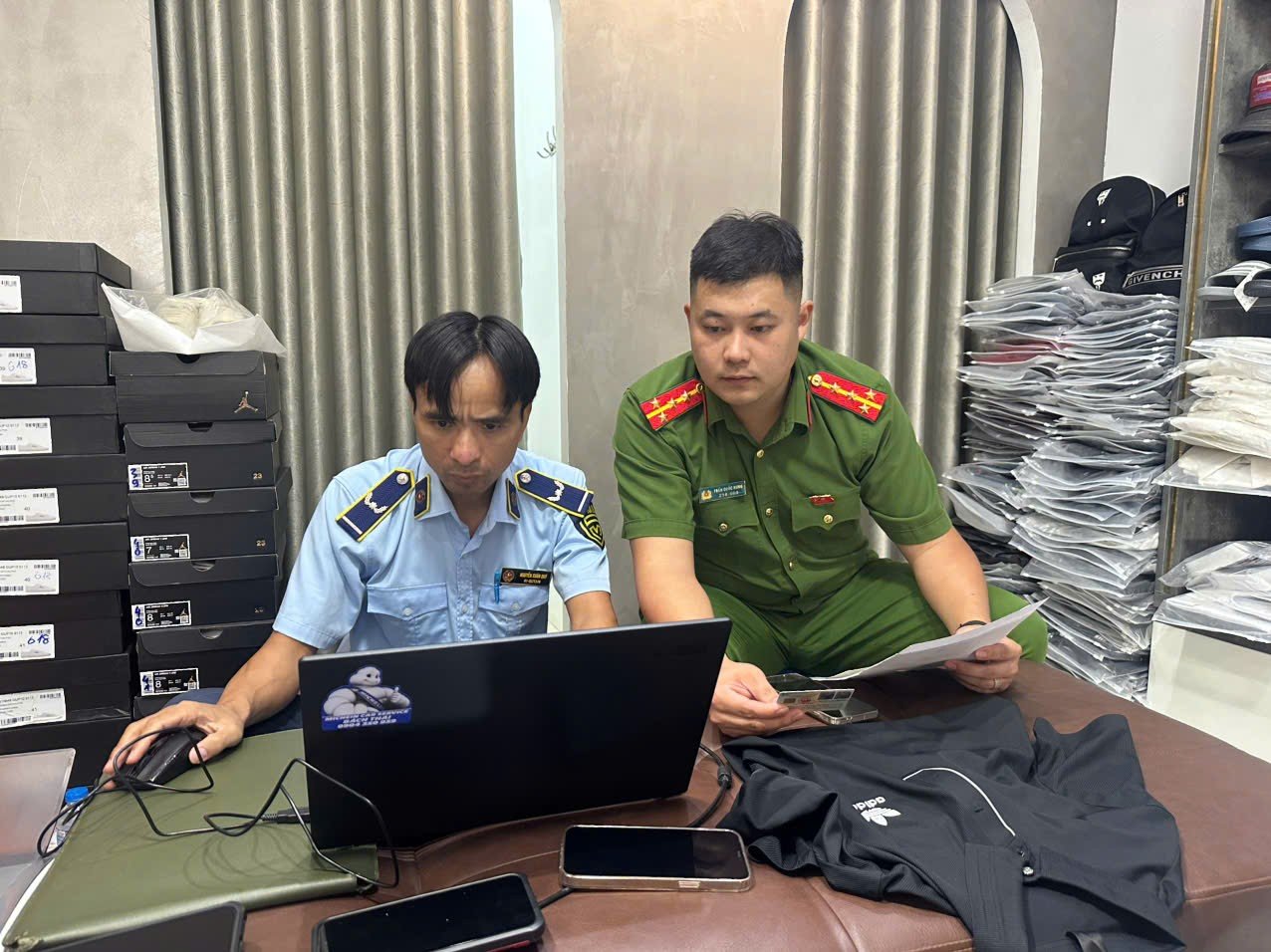 Hà Nội: Xử phạt hộ kinh doanh tại xã Phú Nghĩa về hành vi bày bán quần áo giả mạo nhãn hiệu Adidas