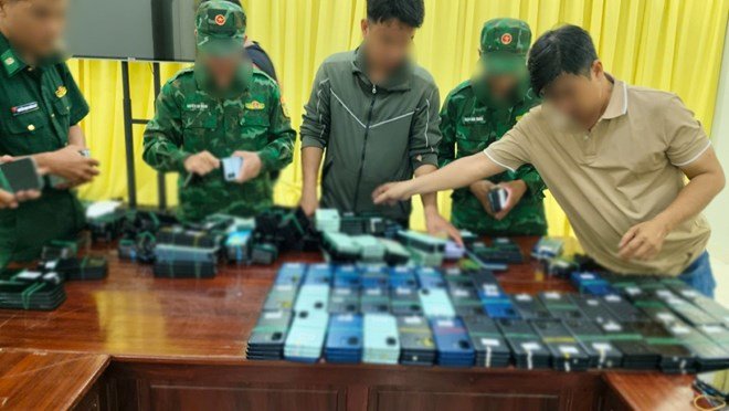 An Giang: Bắt giữ vụ vận chuyển 449 điện thoại di động nhập lậu từ biên giới