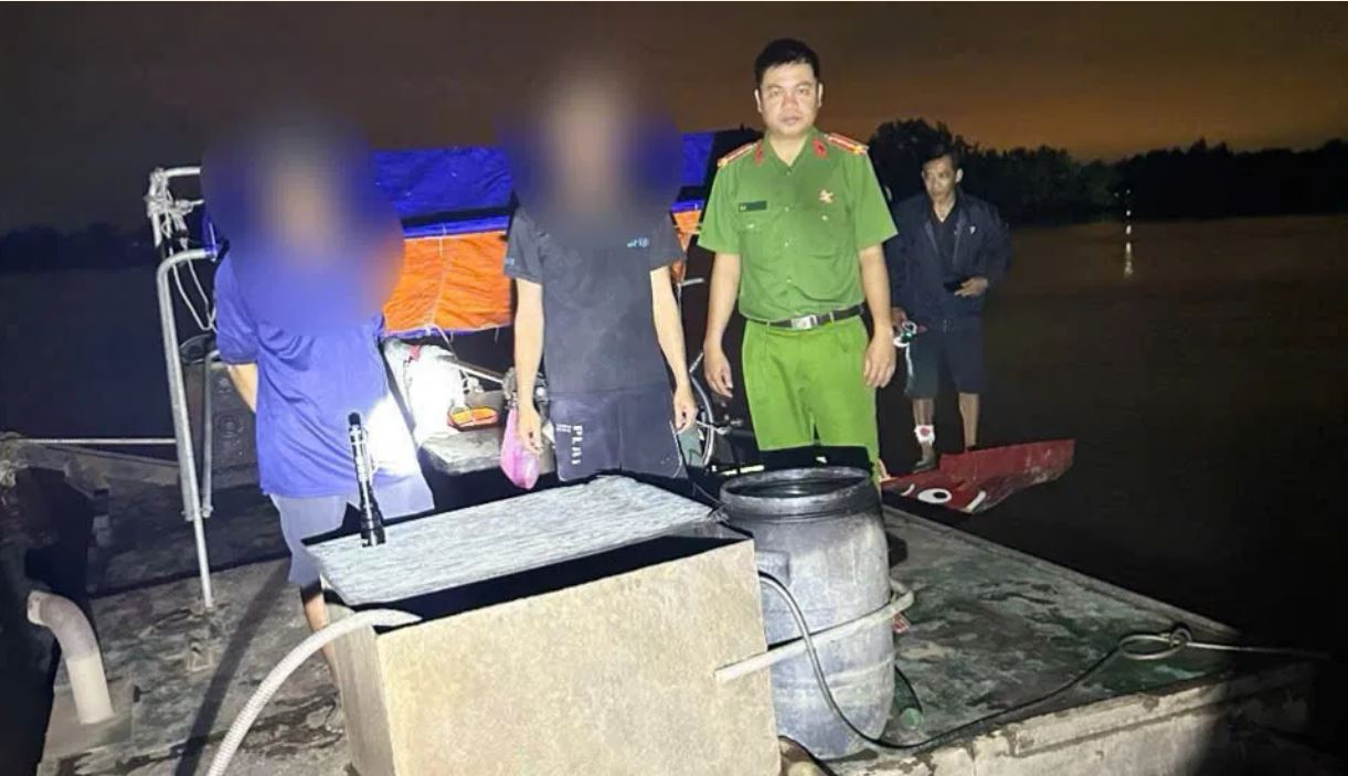 Đồng Tháp: Phát hiện phương tiện thủy vận chuyển cát không rõ nguồn gốc trên sông Cửa Trung