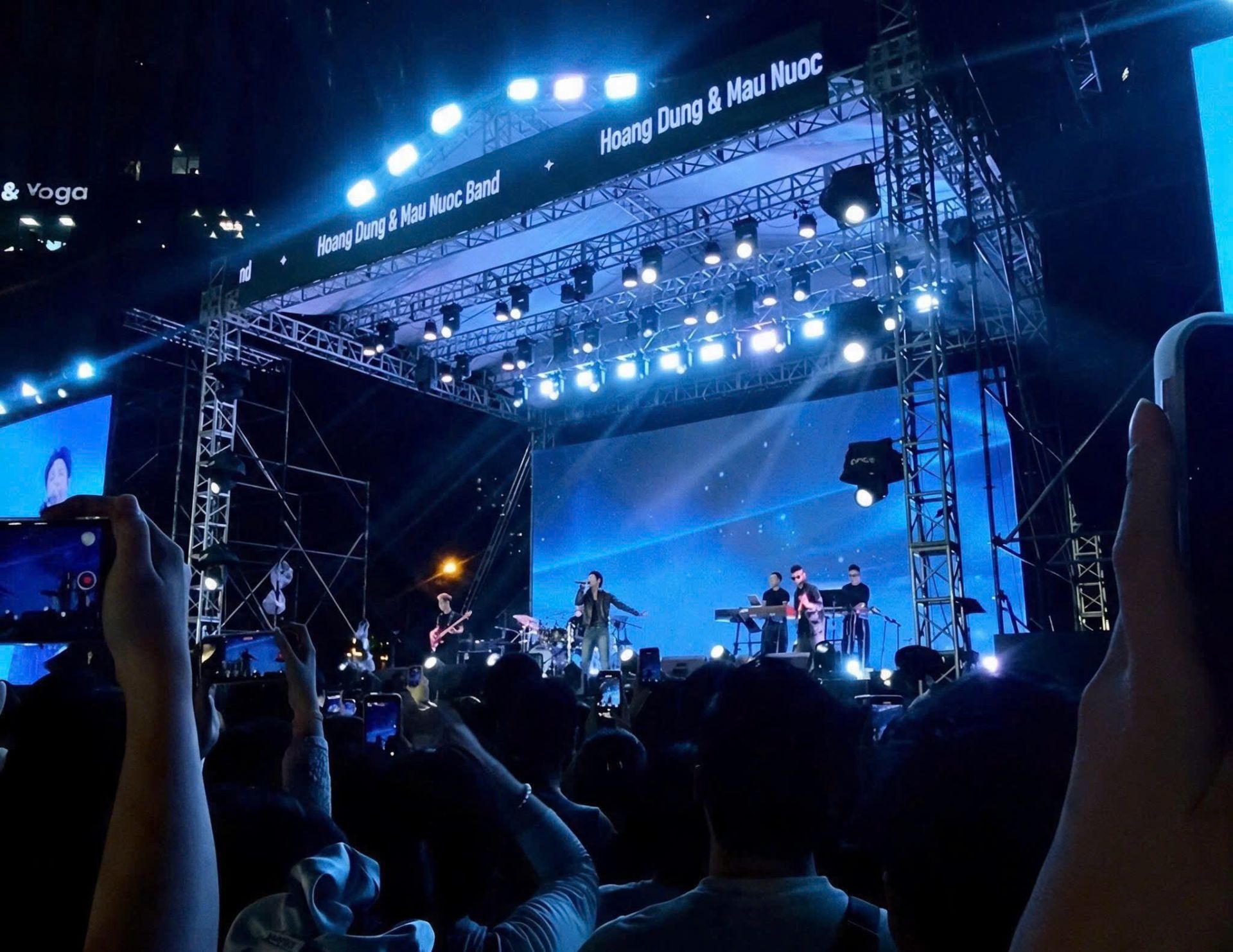 Ca sĩ Ho&agrave;ng Dũng c&ugrave;ng M&agrave;u Nước Band mang đến những m&agrave;n tr&igrave;nh diễn gi&agrave;u cảm x&uacute;c, kh&eacute;p lại lễ hội &acirc;m nhạc K-LIVE FESTIVAL BAND:AGE IN HANOI tối 25/10