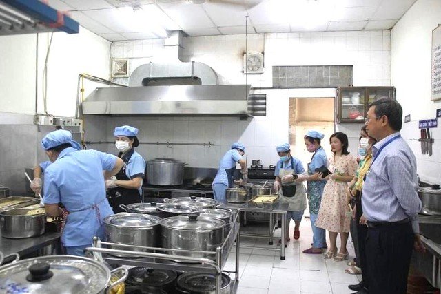 Đo&agrave;n c&ocirc;ng t&aacute;c kiểm tra bếp ăn b&aacute;n tr&uacute; tại một trường tiểu học tr&ecirc;n địa b&agrave;n TPHCM - Ảnh: PLO