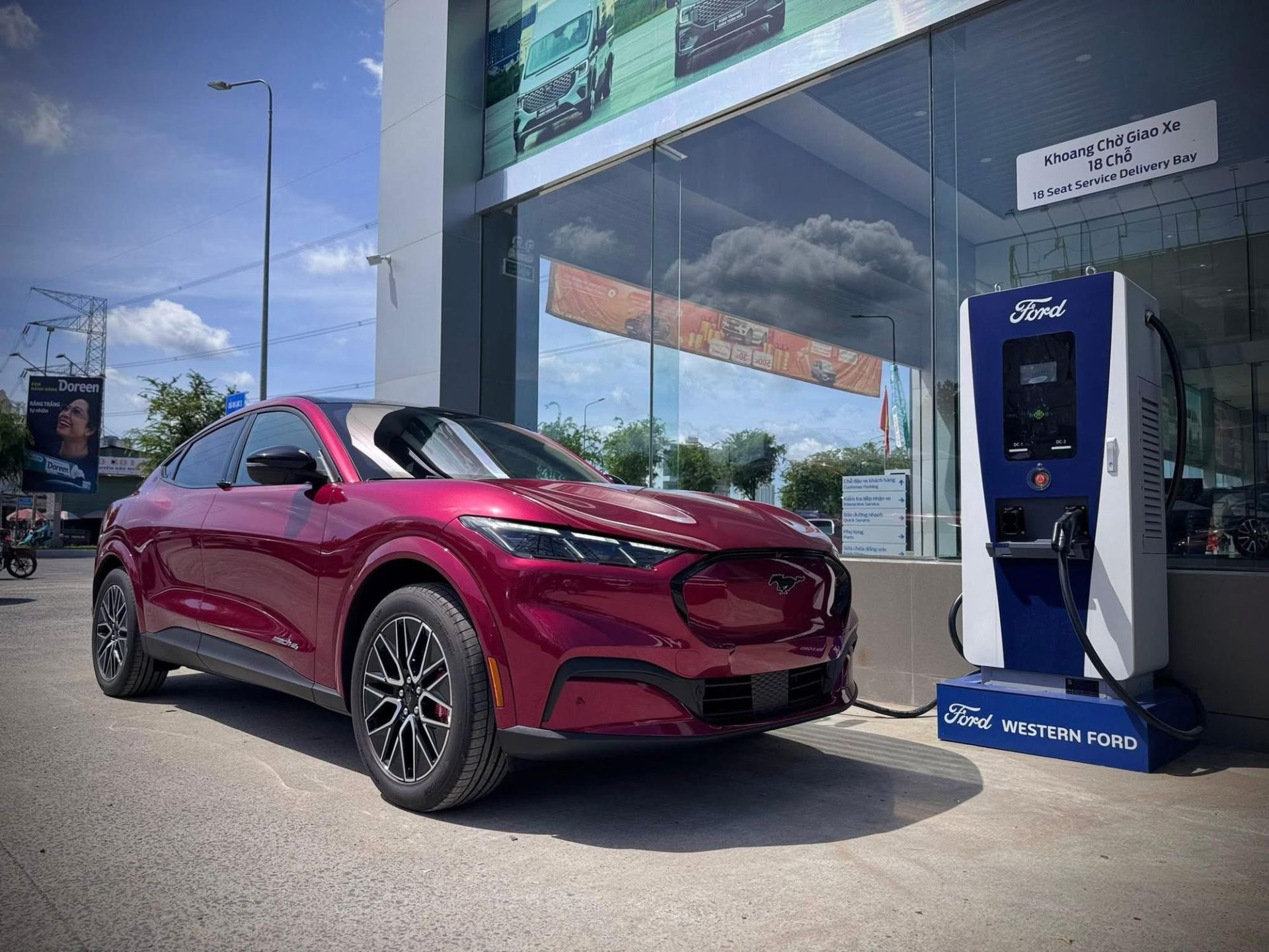 Mustang Mach-E tại trạm sạc, ảnh Internet
