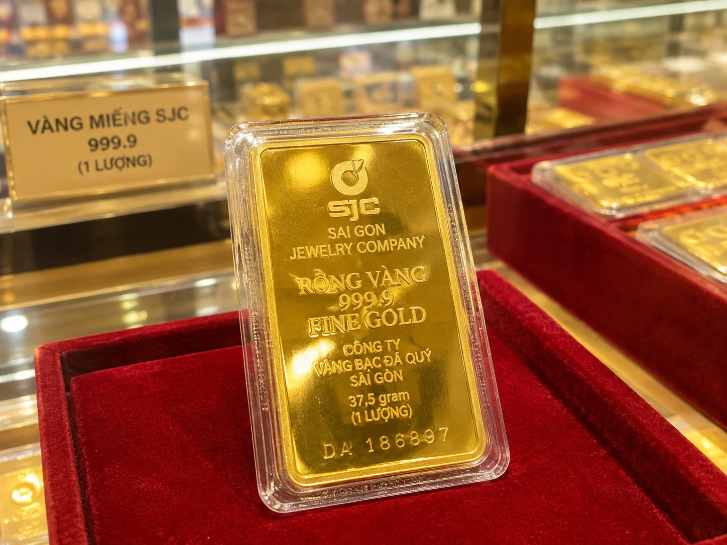 Giá vàng hôm nay 29/10: Vàng SJC giảm 300.000 đồng/lượng