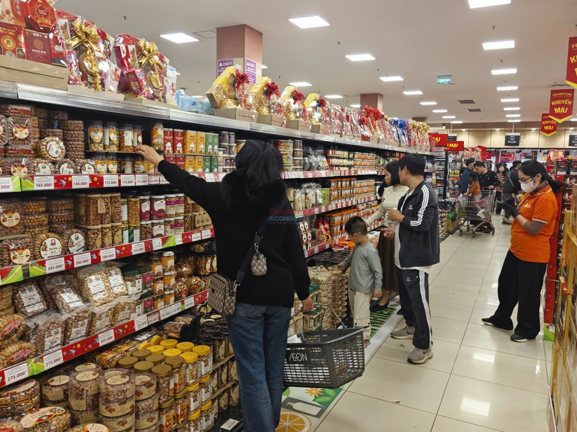 Hàng Việt vào mùa Tết: Bài toán lớn nằm ở hàng tồn và dòng tiền