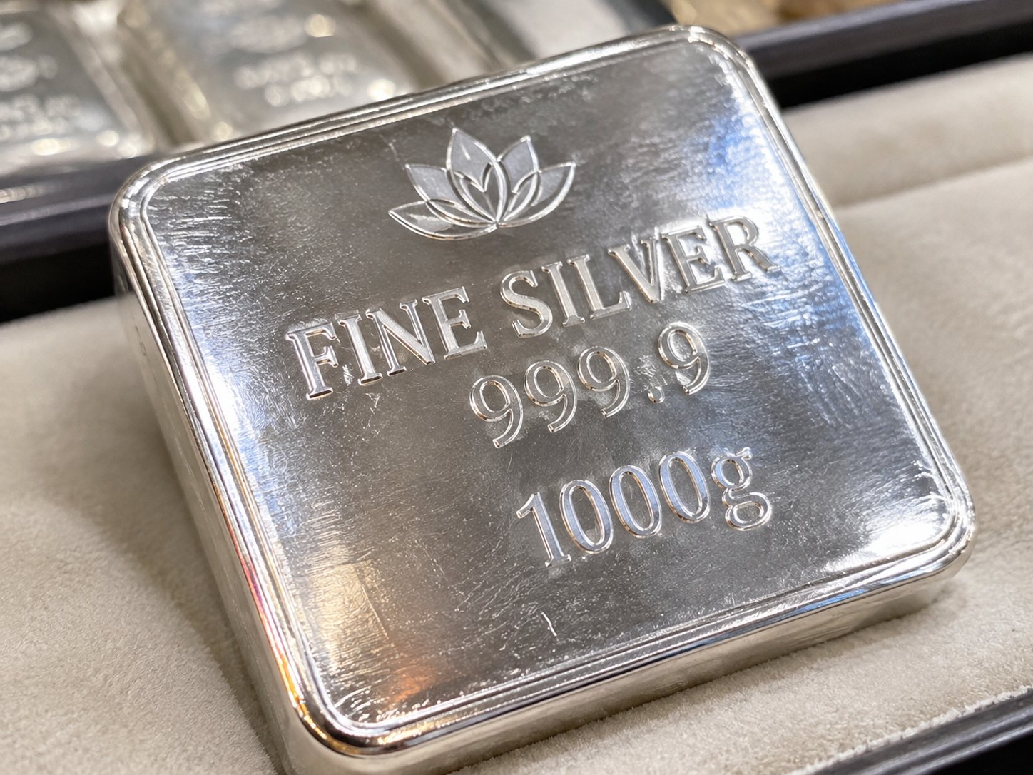 Giá bạc hôm nay 30/10: Suy giảm