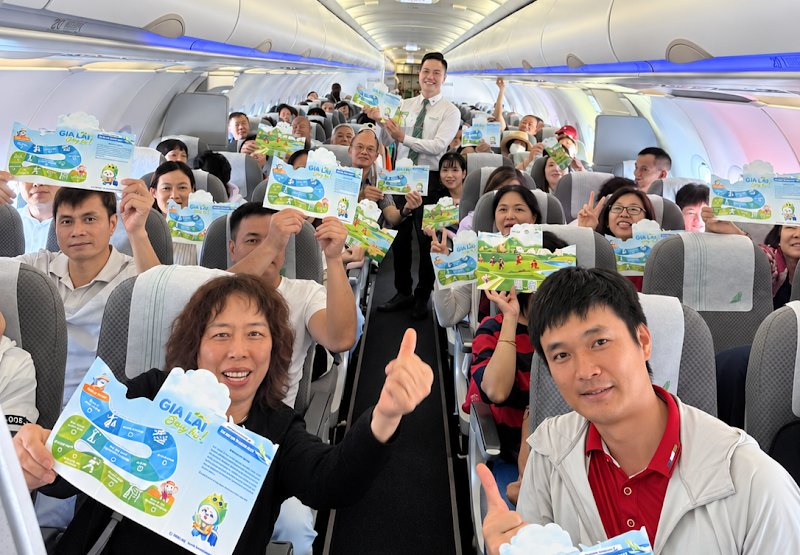 H&agrave;nh kh&aacute;ch h&agrave;o hứng nhận những m&oacute;n qu&agrave; mang dấu ấn Gia Lai tr&ecirc;n chuyến bay Bamboo Airways.