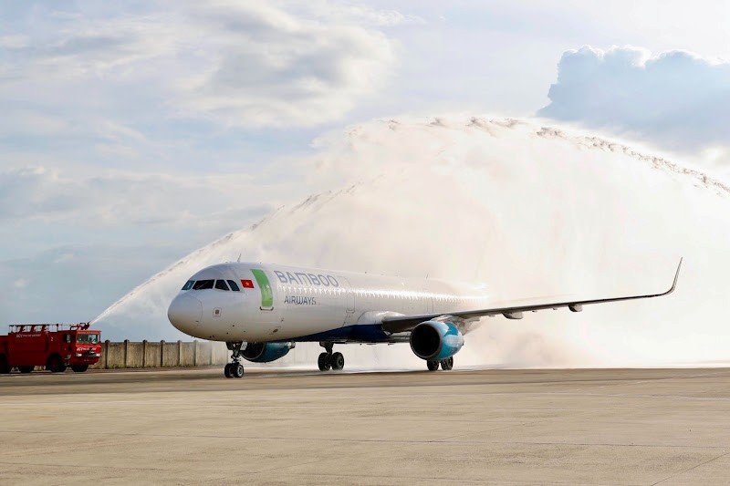 Nghi thức phun v&ograve;i rồng ch&agrave;o mừng chuyến bay thẳng quốc tế của Bamboo Airways khai trương đường cất hạ c&aacute;nh số 2 của s&acirc;n bay Ph&ugrave; C&aacute;t.