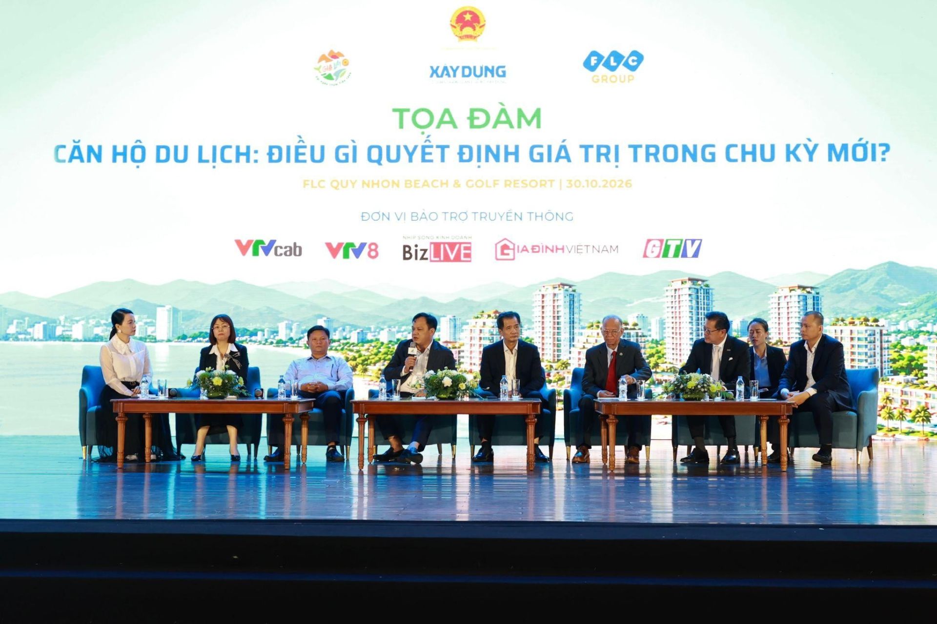 Phi&ecirc;n tọa đ&agrave;m với chủ đề "Căn hộ du lịch: Điều g&igrave; quyết định gi&aacute; trị trong chu kỳ mới?" tại hội thảo.