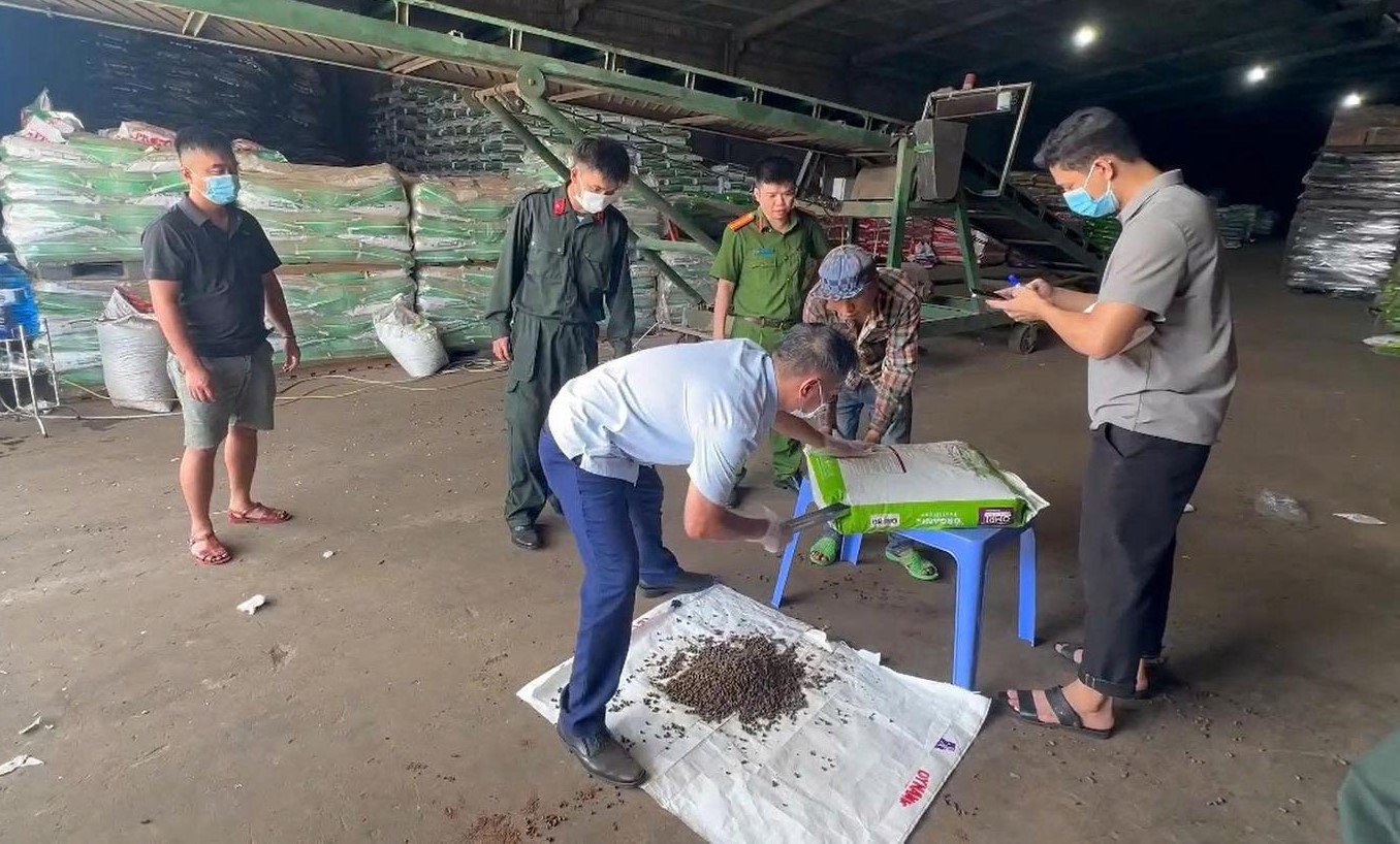 Ngăn chặn phân bón giả: Cần kiểm soát từ khâu sản xuất, đóng gói, lưu thông và phân phối